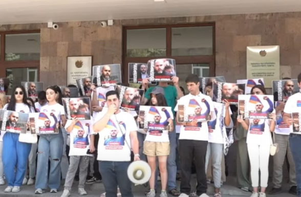 Суд рассматривает вопрос меры пресечения в отношении Армена Ашотяна: перед зданием суда проходит акция (прямой эфир)